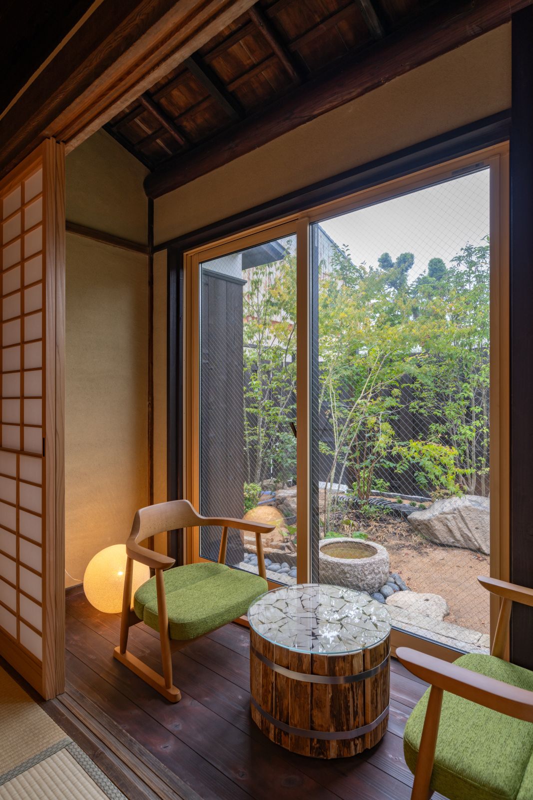 障子越しの坪庭と窓辺のチェア
