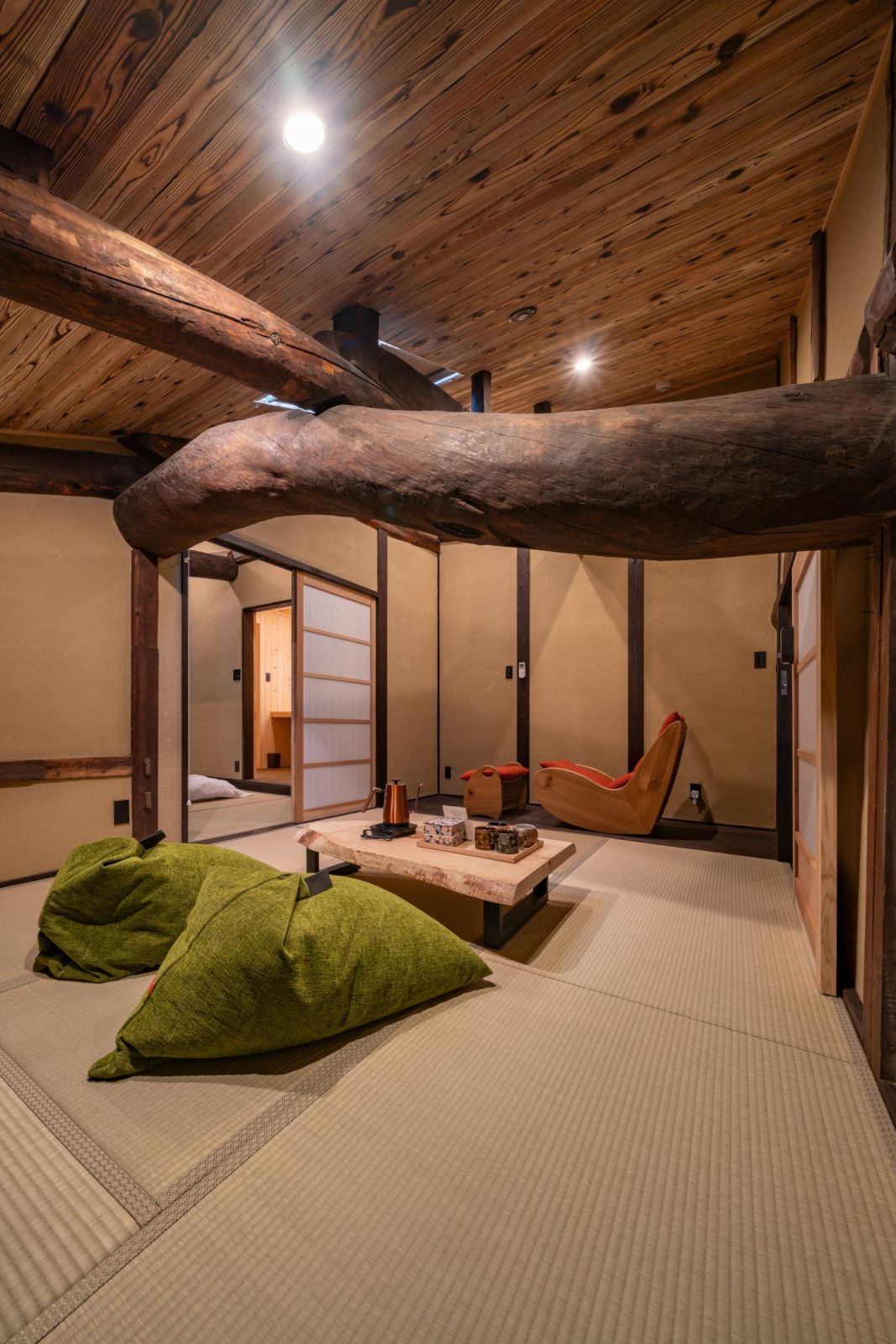 ダイナミックな丸太梁