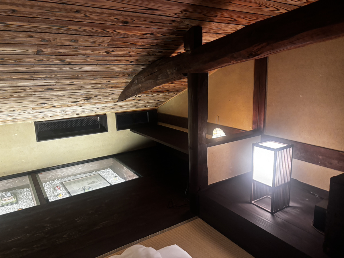 行灯とガラス床展示