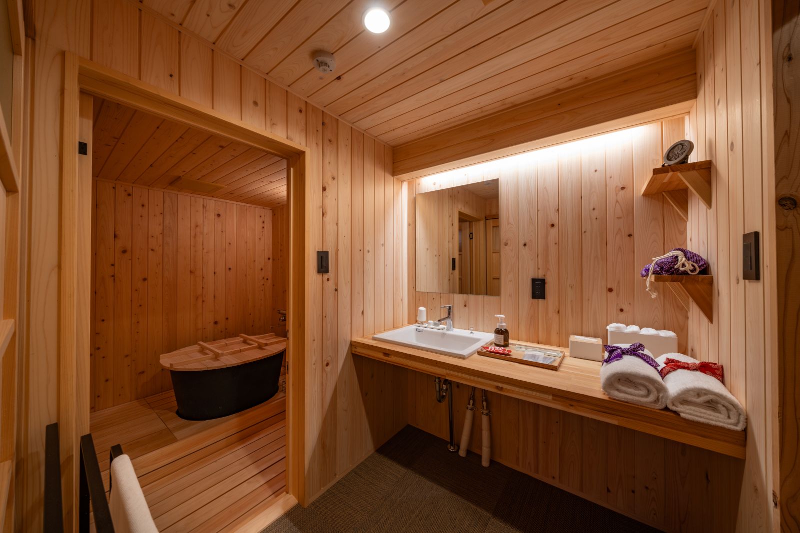 行灯とガラス床展示