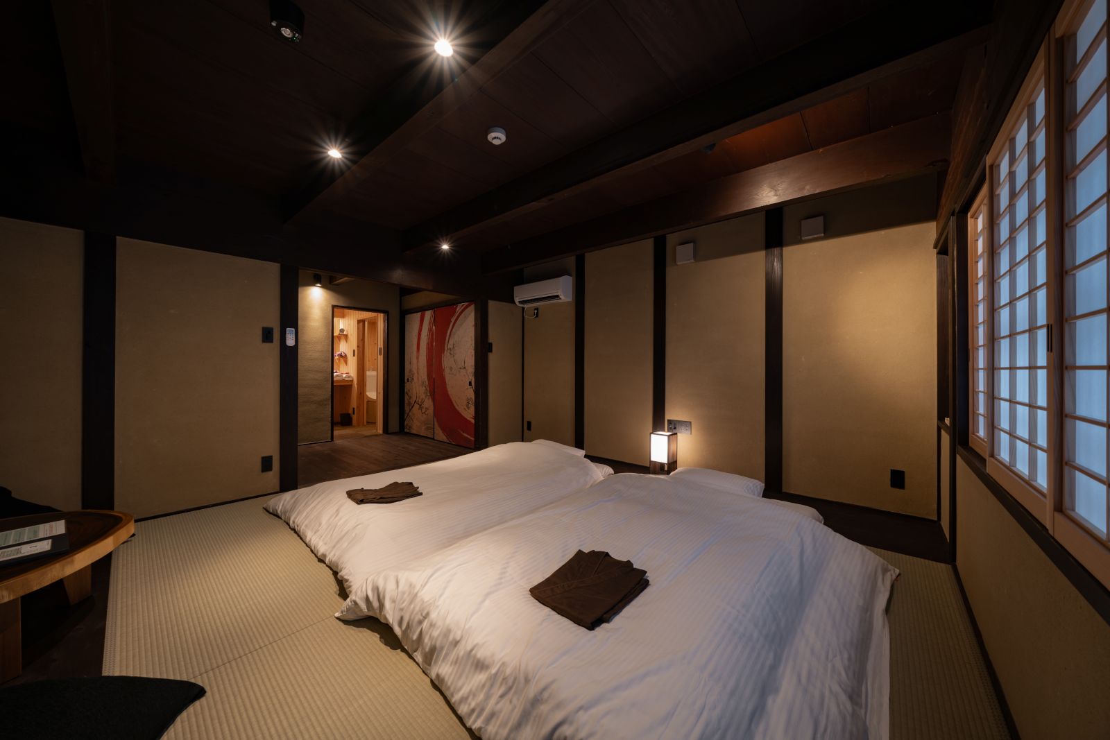 梁に守られた寝室空間